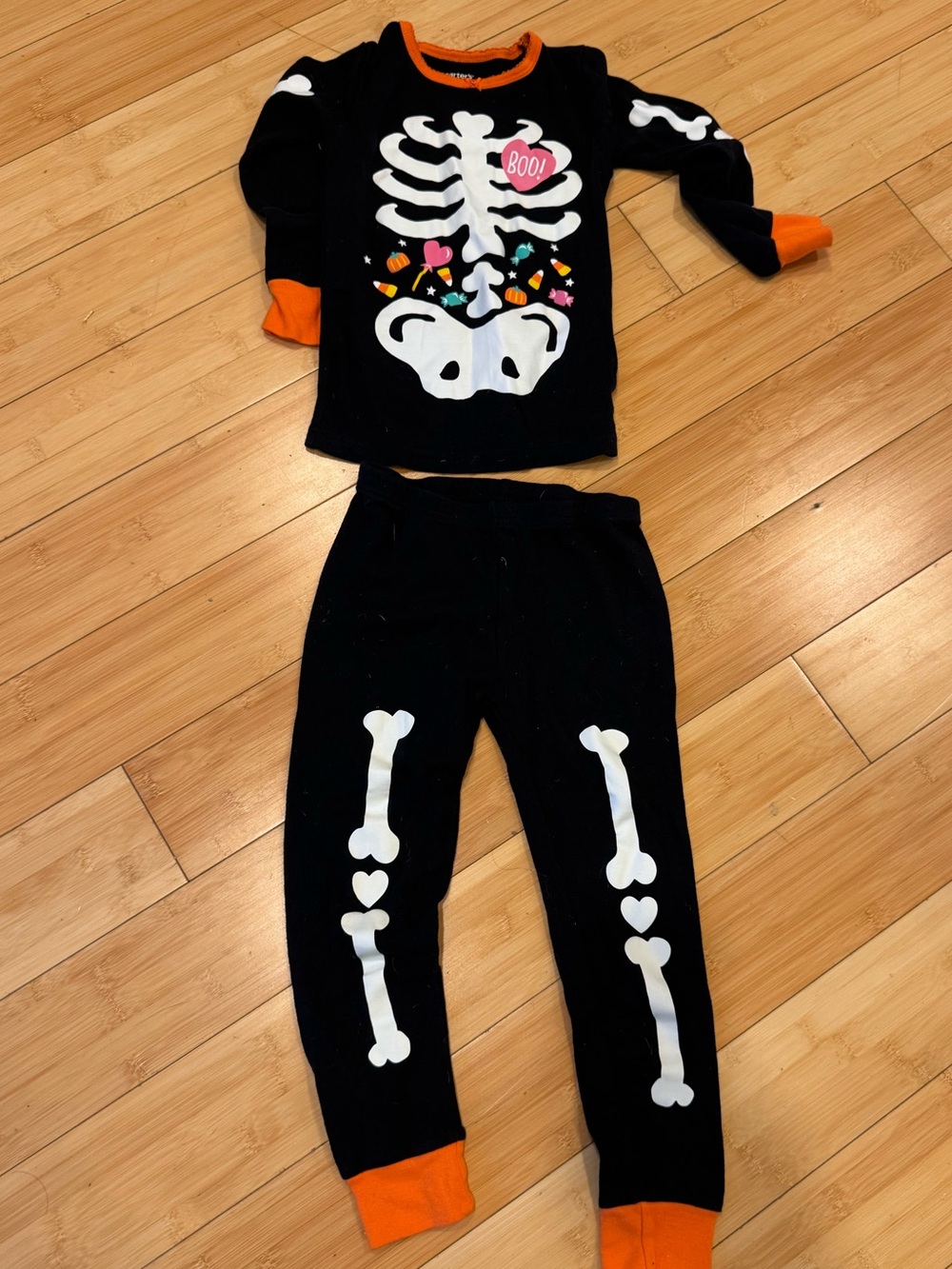 LIKE NEW! Carter’s Kids Graphic Black Skeleton Candy 2 Piece PJ Set Sz 4T
